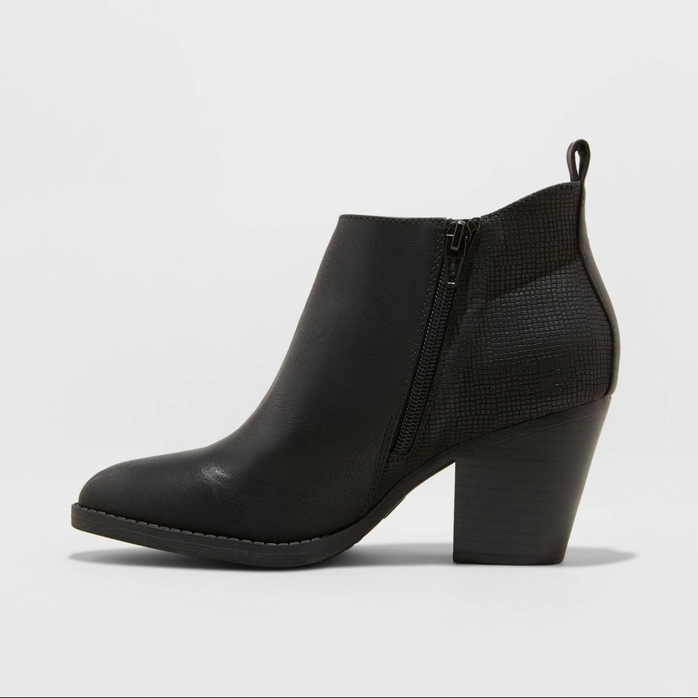 NWT Brand New Classic Booties! Size 9